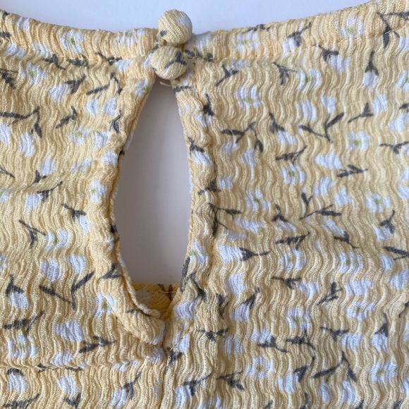 Yellow floral peplum top 🌼 - Picture 3 of 4